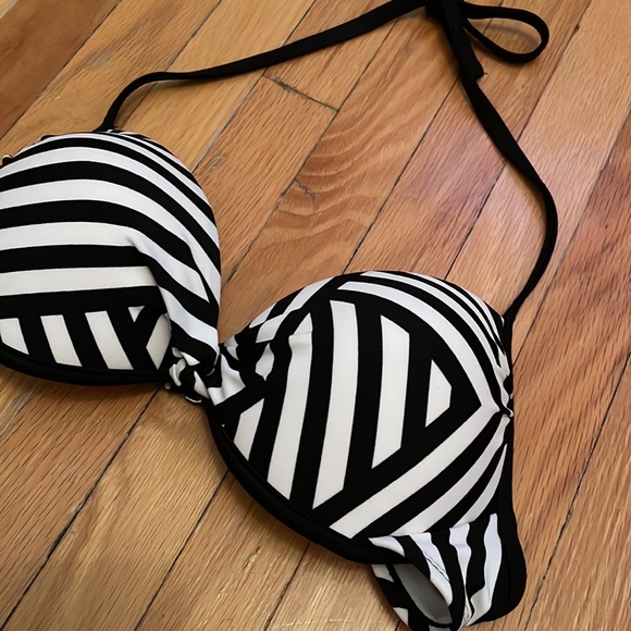 Bikini - Picture 2 of 3